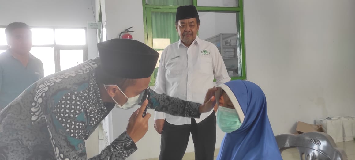 Ketua PCNU Kab Tegal H Muntoyo Menyaksikan Proses Pemeriksaan Penyakit Mata Katarak